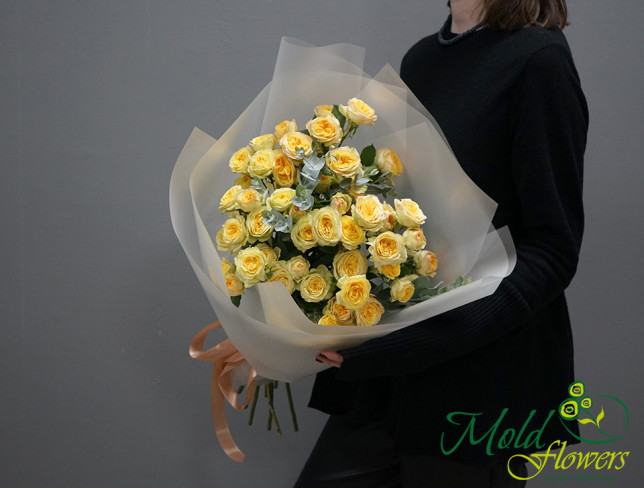 Букет из желтых кустовых роз с эвкалиптом Фото